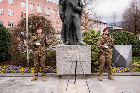 Polaganje cvetja k spomeniku Rudolfa Maistra (8)